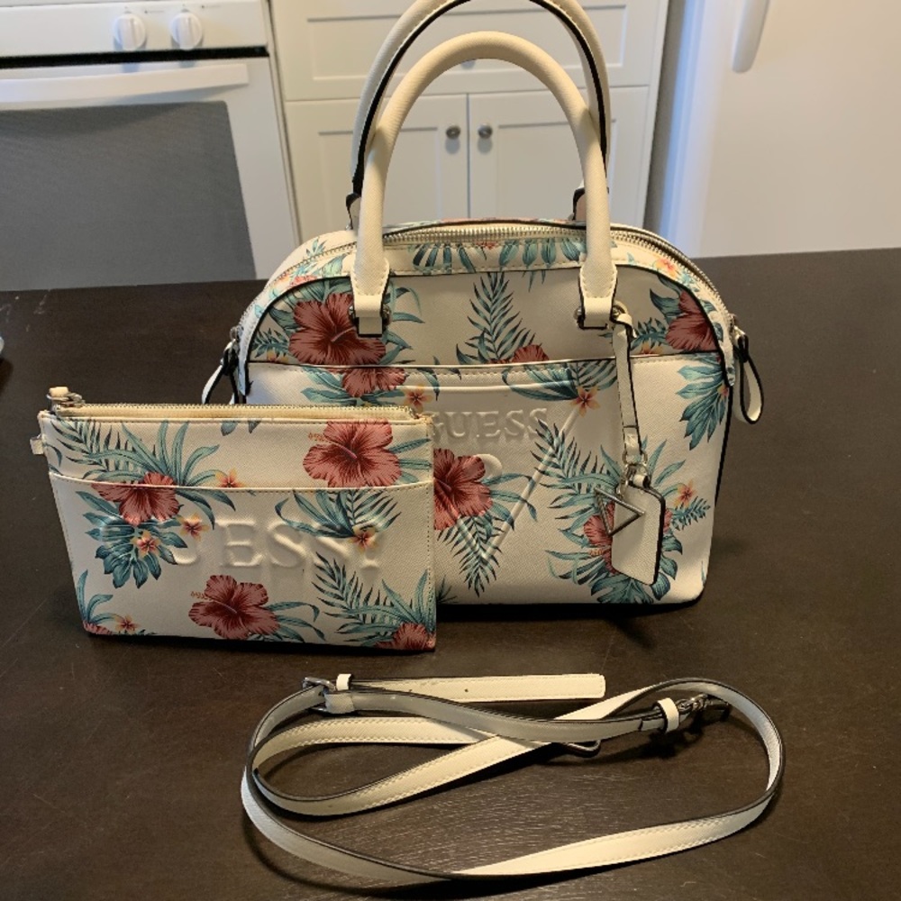 Guess bag and pouch set